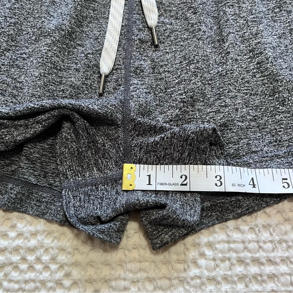 Vuori Women’s Halo Performance Shorts Heather Gray Womens Medium - Picture 7 of 7